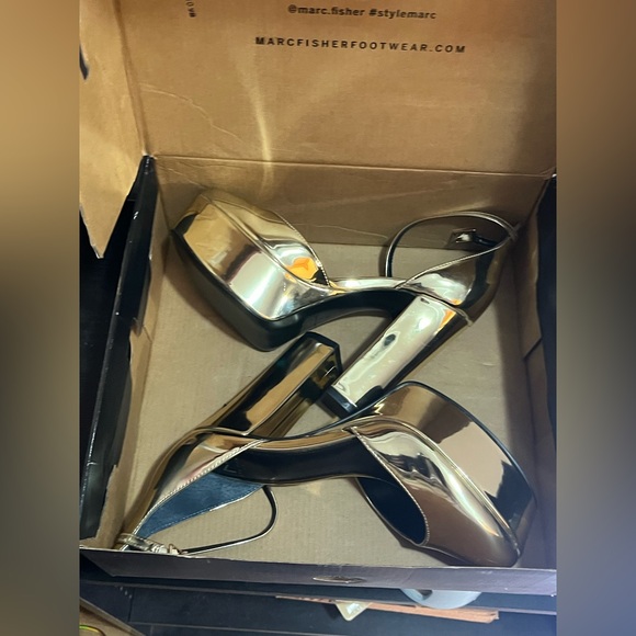 New in Box Marc Fisher Women’s Shiny Gold Platform Heels Size 7. - Picture 7 of 9